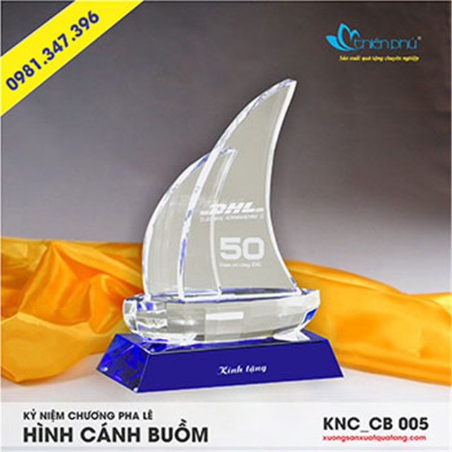 Kỷ niệm chương pha lê hình cánh buồm