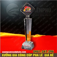 Cúp pha lê hình tứ diện